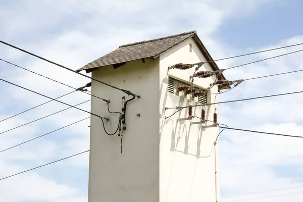 Viejo Transformador Con Líneas Eléctricas Campo Primavera Día — Foto de Stock