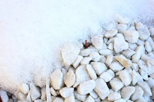 Kayaların Üzerinde Eriyen Kar — Stok fotoğraf