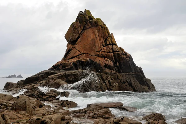 Mořský Příboj Skalnatým Útesem Březích Atlantiku Francii Poblíž Lanmeur Pralesa — Stock fotografie