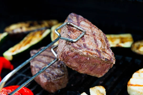 Bistecca Manzo Con Verdure Diverse Sul Barbecue — Foto Stock