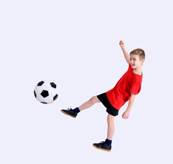 白い背景の前にサッカーボールのある赤いシャツの少年 — ストック写真