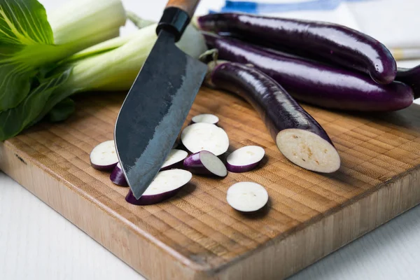 Berenjena Japonesa Sobre Tabla Madera Con Cuchillo Cocina Ensalada Pak — Foto de Stock