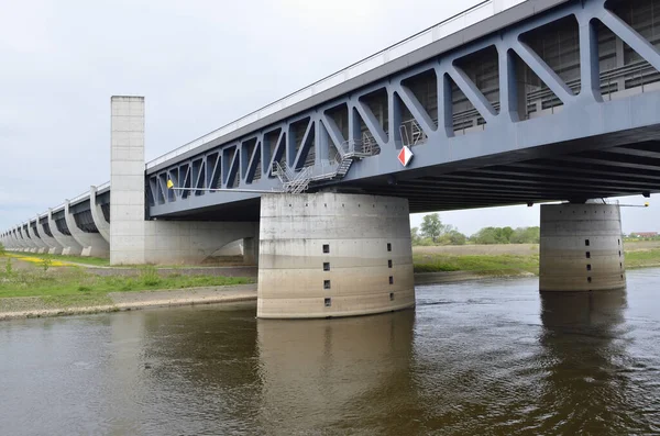 Πεζογέφυρα Πλωτή Διασταύρωση Στο Magdeburg — Φωτογραφία Αρχείου