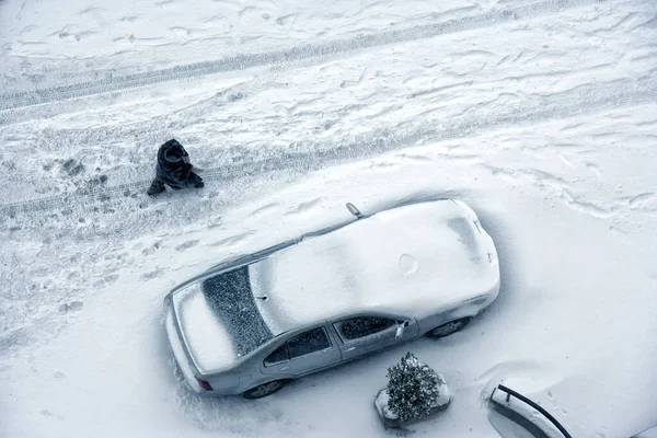 Erhöhte Sicht Auf Geparktes Auto Mit Schnee Bedeckt — Stockfoto