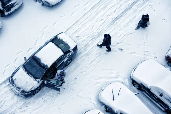 Erhöhte Sicht Auf Geparkte Autos Mit Schnee Bedeckt — Stockfoto