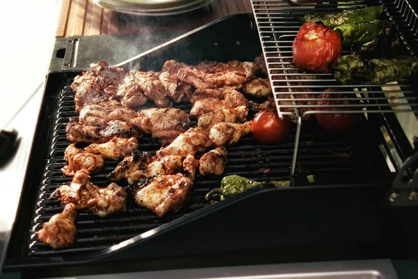 Şaşlık. Kebap. Baharat ile marine edilmiş ızgara et. Domuz eti. Sığır