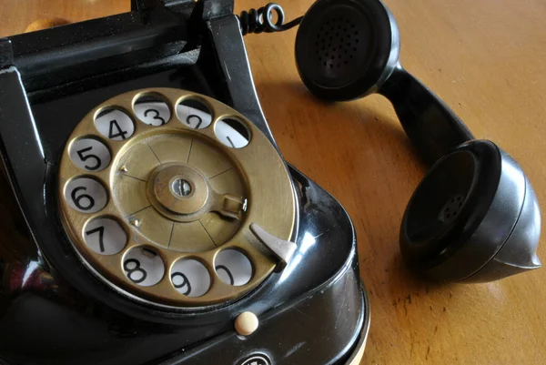 古いブラック電話の受信機でジャーキーと — ストック写真