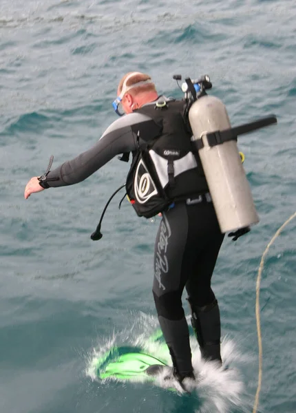 Mladý Muž Potápěčském Obleku Potápěčem Moři — Stock fotografie