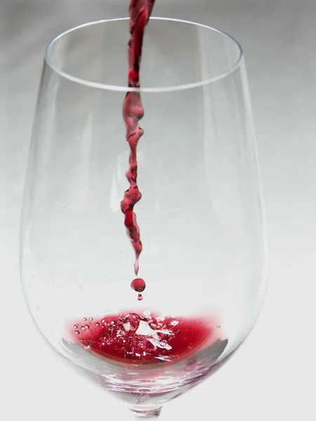 Verser Vin Rouge Dans Verre — Photo