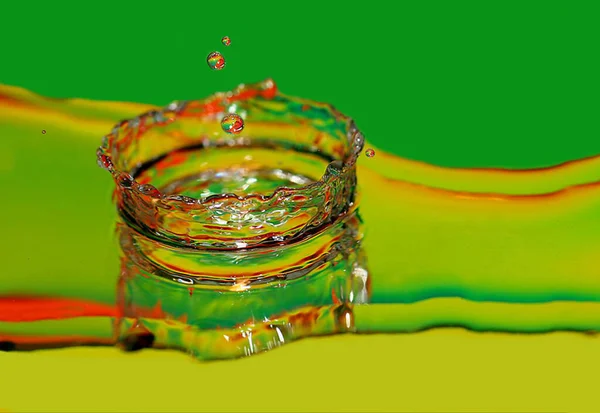 Kropla Wody Zielonym Tle — Zdjęcie stockowe