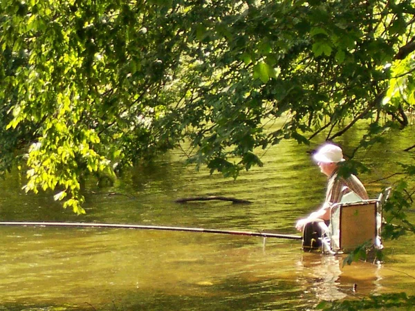 Ένας Άντρας Κωπηλατεί Στο Ποτάμι — Φωτογραφία Αρχείου