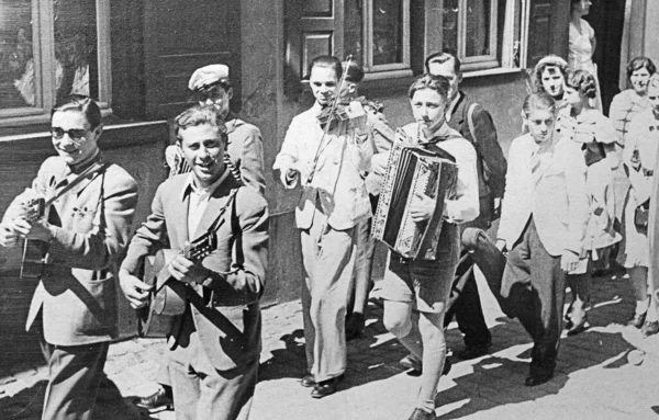 1946年 父と他の音楽家たちはケルンの裏庭に移動し いくつかのマークを獲得しました 父はギターを持って左下だ しかしメガネがない 残念ながらスキャンは特別なものではありません — ストック写真