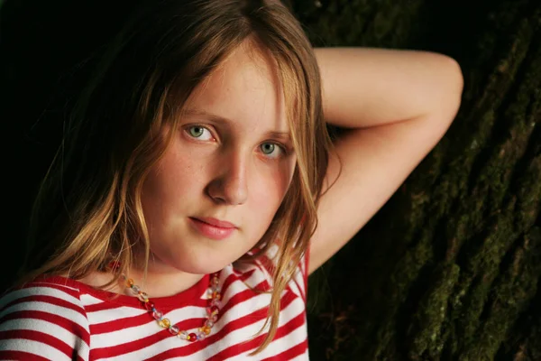 Porträtt Vacker Flicka Grön Klänning — Stockfoto