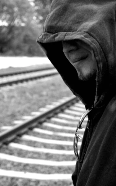Sırt Çantalı Genç Bir Adamın Siyah Beyaz Fotoğrafı — Stok fotoğraf