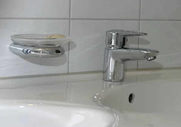 Lavabo Musluk Suyla Dolu — Stok fotoğraf