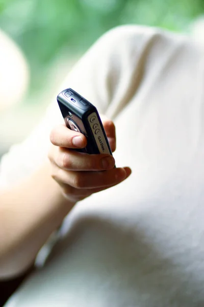 Primo Piano Della Mano Della Donna Che Tiene Telecomando — Foto Stock