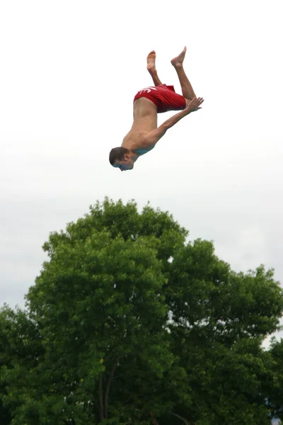 Joven Saltando Tejado Juego Deportivo — Foto de Stock