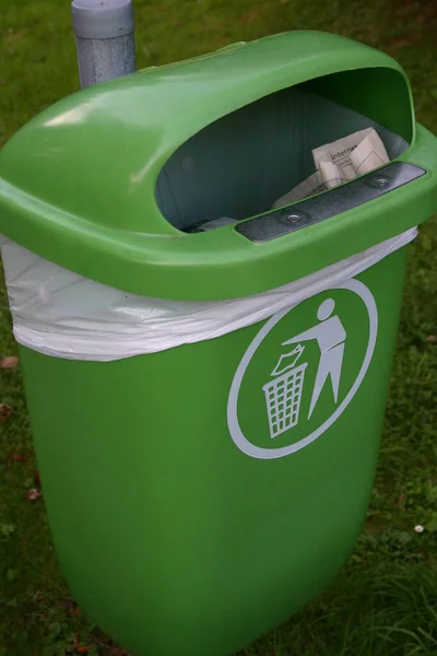 公園内の緑のゴミ箱 — ストック写真