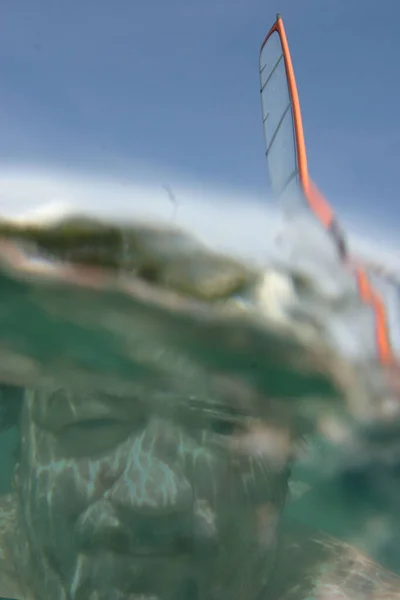 Nadador Perigo Vida Surfista Puxa Ápice — Fotografia de Stock