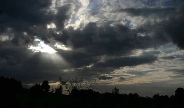 Céu Dramático Com Nuvens Raios Sol — Fotografia de Stock