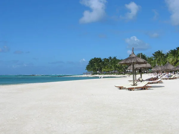 Hermosa Playa Tropical Con Palmeras Cielo Azul — Foto de Stock