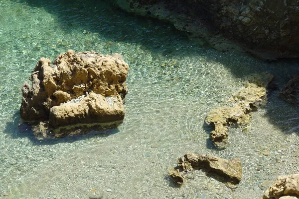 지하의 아름다운 해안에 바위들 — 스톡 사진