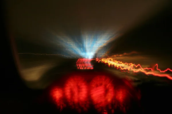 夜间A3高速公路上一辆正在行驶的汽车的实验录像 这幅画的意思是传达速度 那些不安的结构和模糊不清的东西都是故意的 — 图库照片