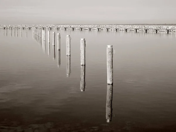 Svartvitt Foto Båt Havet — Stockfoto