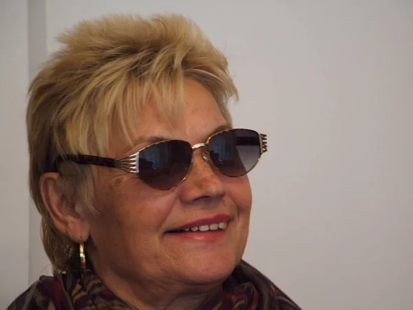 Retrato Una Hermosa Mujer Madura Con Gafas Sol —  Fotos de Stock