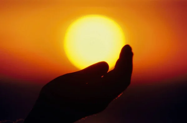 Sylwetka Mężczyzny Trzymającego Rękę Zachodzie Słońca — Zdjęcie stockowe