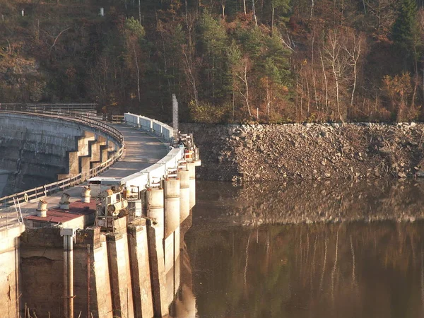 クリーブシュタイン ダムは1927年から1929年にかけてミットウィダ近くに建設された 1930年の試運転 工事により 通常の水位の7Mが排水されました これは今 それ以外の場合は深く水中に見えるものになります 例えば — ストック写真