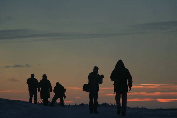 Silhouettes Emberek Strandon Naplementekor — Stock Fotó