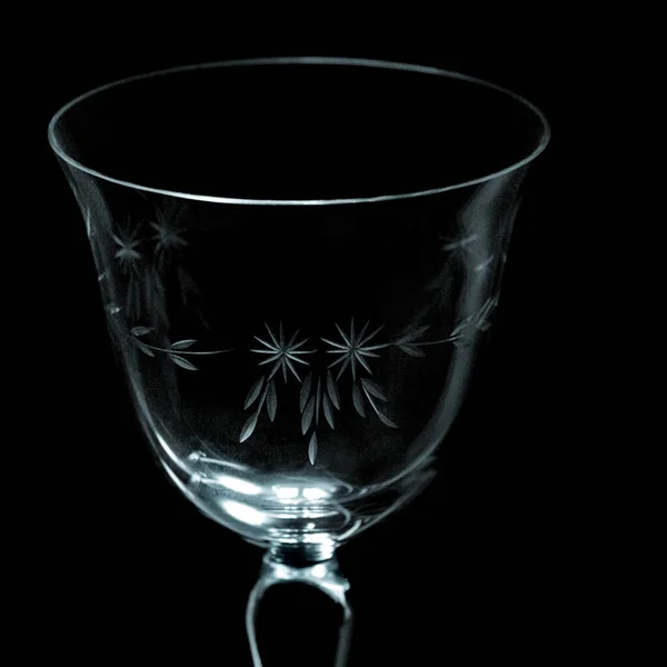 黑色背景的酒杯 — 图库照片