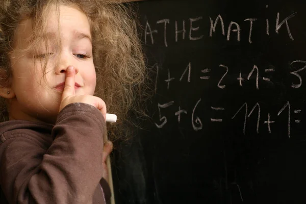 Porträt Eines Kleinen Mädchens Mit Schwarzem Haar Klassenzimmer — Stockfoto