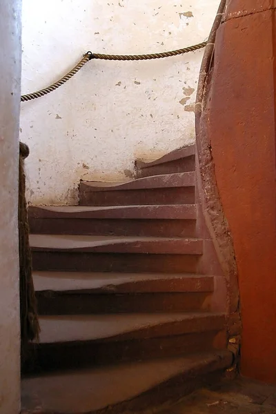 城里古老的木制楼梯 — 图库照片