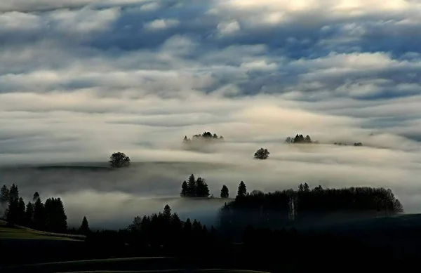 Пейзаж Туманом Облаками — стоковое фото