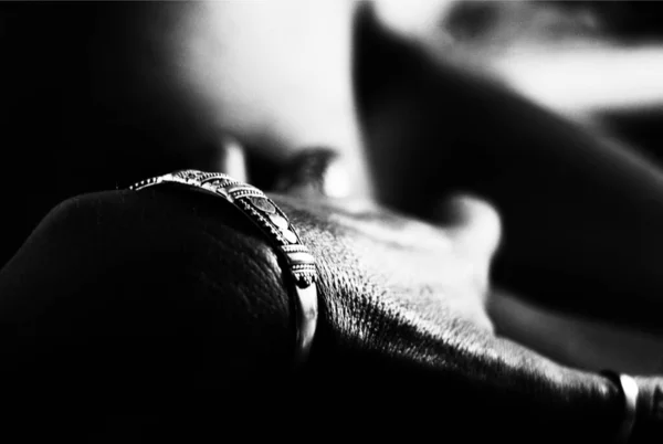 Черно Белое Фото Молодой Женщины Татуировкой Руках — стоковое фото
