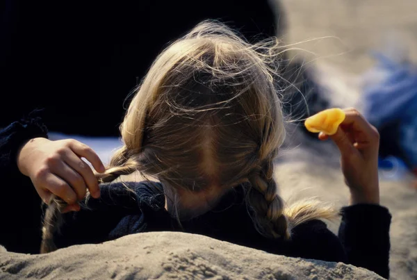 Een Moment Het Leven Volledig Zelfvergeten Natuurlijk Ijs Eten Het — Stockfoto