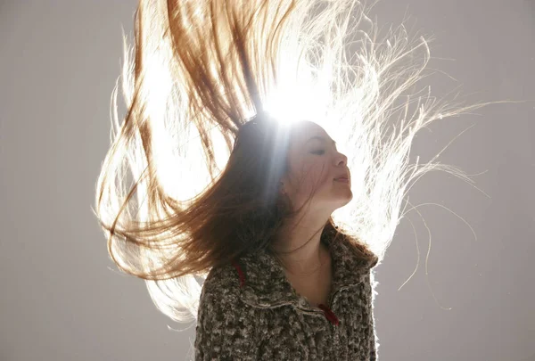 Porträt Einer Schönen Frau Mit Langen Haaren Einem Windigen Tag — Stockfoto