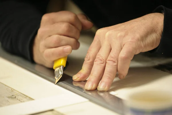 Mann Hand Mit Einem Stück Papier Für Die Herstellung Von — Stockfoto