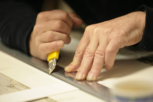 Mano Uomo Con Pezzo Carta Produzione Mobili — Foto Stock