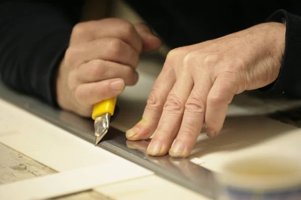 Man Hand Met Een Borstel Voor Het Nieuwe Huis — Stockfoto