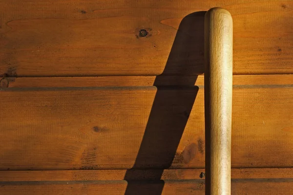 Houten Planken Met Een Grote Zaag — Stockfoto