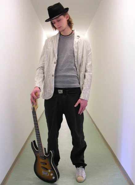 Hombre Con Guitarra Estudio — Foto de Stock