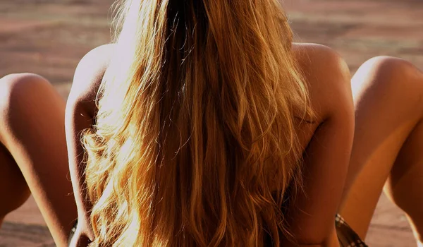 Bela Jovem Mulher Biquíni Posando Praia — Fotografia de Stock