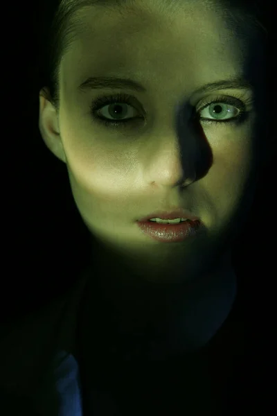 Portret Młodej Kobiety Zielonymi Oczami — Zdjęcie stockowe