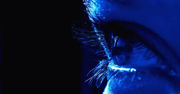 Blauw Oog Met Zwart Haar — Stockfoto