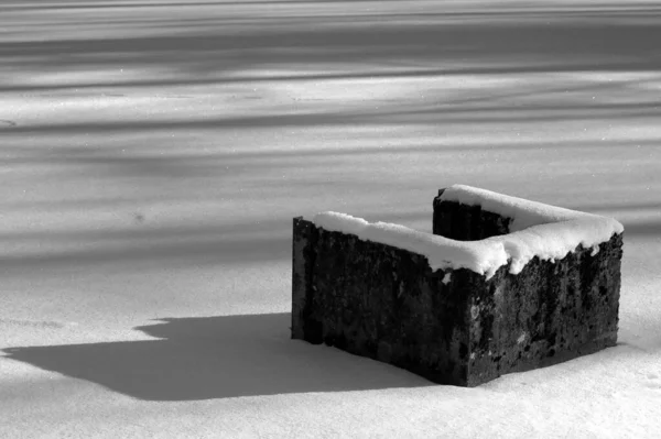 Μαύρο Και Άσπρο Μονόχρωμη Εικόνα Μιας Βάρκας Στο Χιόνι — Φωτογραφία Αρχείου