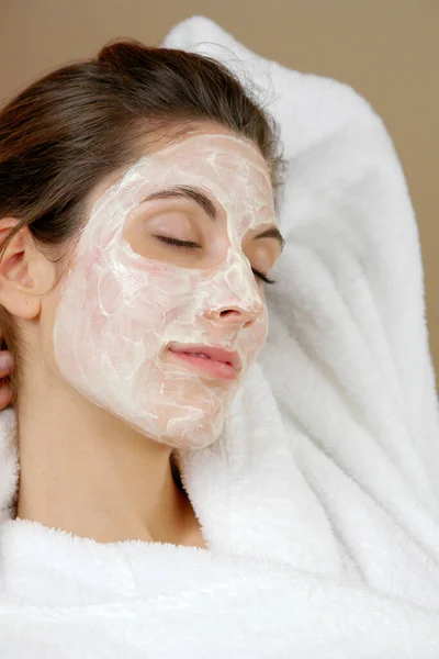 Wanita Muda Dengan Masker Wajah Spa Salon — Stok Foto