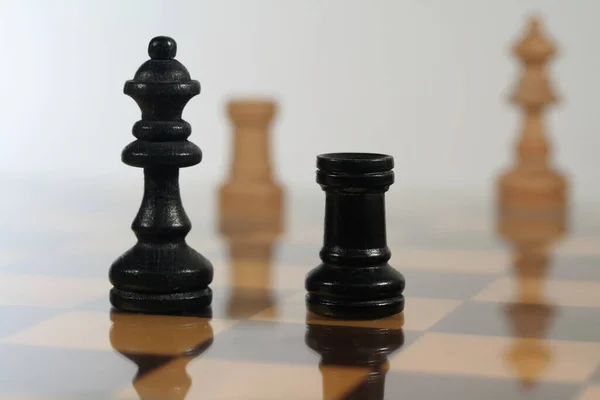 Σκακιστικά Κομμάτια Μια Σκακιέρα — Φωτογραφία Αρχείου